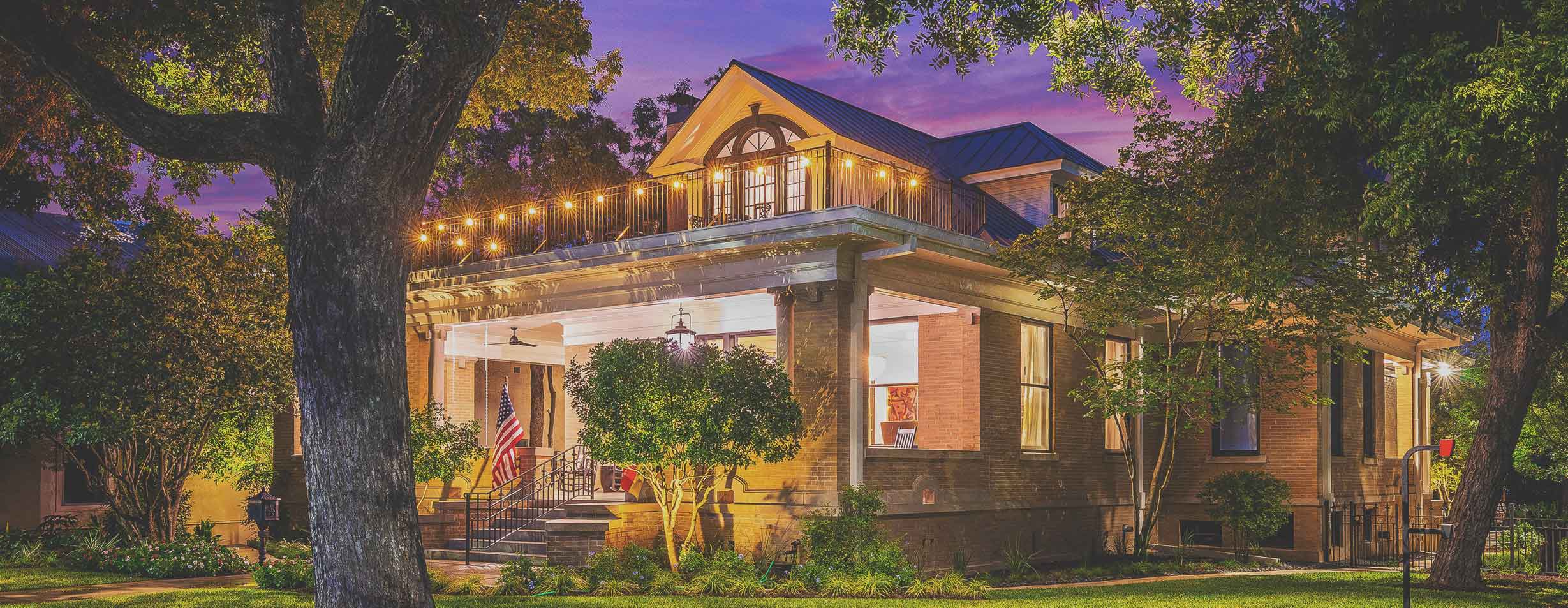 sophies gasthaus boutique hotel in downtown New Braunfels at sunset